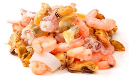 Морепродукты: мидии, лосось и коктейльная креветка